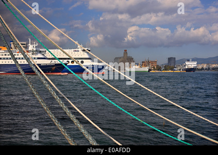 Im Hafen von Piräus, Griechenlands größter Hafen (und eines der größten in Europa), "Tor" zu den Inseln der Ägäis Stockfoto