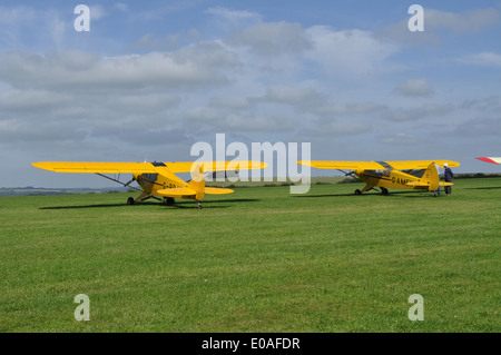 1965-Piper Super Cub PA-18-150 G-BPJG und 1952 Piper L - 18C Super Cub G-AMEN Compton Abbas Airfield, Dorset. Stockfoto