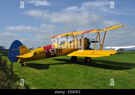 1943 A75N1(PT17) Boeing Stearman, registrierte N74650/586, US Navy Farben Compton Abbas Airfield, Dorset. Stockfoto