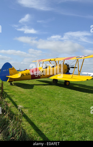 1943 A75N1(PT17) Boeing Stearman, registrierte N74650/586, US Navy Farben Compton Abbas Airfield, Dorset. Stockfoto