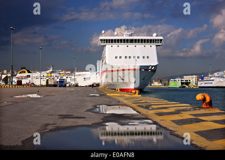 Im Hafen von Piräus, Griechenlands größter Hafen (und eines der größten in Europa), "Tor" zu den Inseln der Ägäis Stockfoto