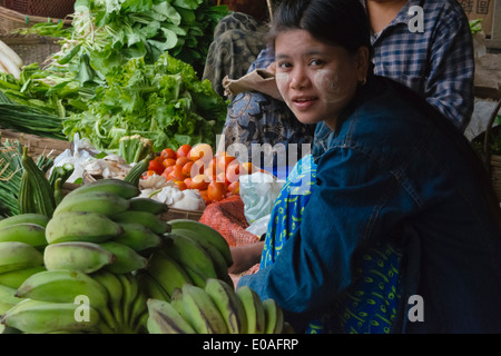 Gesicht des Mädchens mit Thanaka, eine gelblich-weiße kosmetische Paste aus Boden Rinde, Mrauk U, Myanmar angewendet Stockfoto