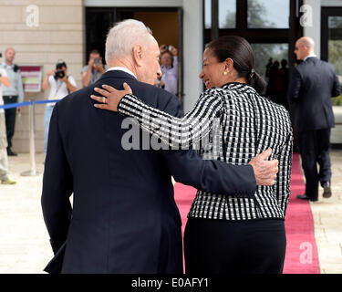 Jerusalem. 7. Mai 2014. Israelische Präsident Shimon Peres (L) begrüßt U.S. National Security Adviser Susan Rice an der Residenz des Präsidenten in Jerusalem, am 7. Mai 2014. U.S. National Security Adviser Susan Rice in Israel angekommen Mittwoch auf einen zweitägigen Besuch voraussichtlich auf den Iran zu konzentrieren. Reis hat der israelische Ministerpräsident Benjamin Netanyahu und Präsident Shimon Peres in Jerusalem am Mittwoch getroffen. Bildnachweis: US-Botschaft in Israel/Stern Matty/Xinhua/Alamy Live-Nachrichten Stockfoto