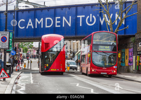 Route master Busse vorbei unter Camden Town Railway Bridge Camden Town London England Großbritannien Stockfoto