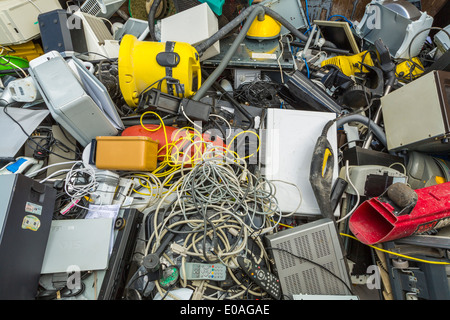 Kleine Elektrogeräte, die in einem Container liegen, um sie in neue Gegenstände und Materialien zu recyceln, um Abfall und wertvolle Teile zu reduzieren, London, Großbritannien Stockfoto