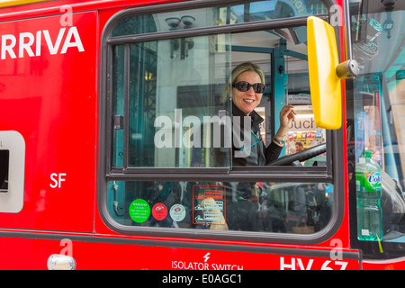 Fleißige, glückliche und lächelnde Londoner Transport weibliche Busfahrerin, London, England, Großbritannien Stockfoto