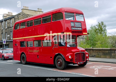 Einem roten Londoner Routemaster Bus in der unwahrscheinlichen Einstellung des Canonmills im Zentrum von Edinburgh, Scotland, UK. Stockfoto