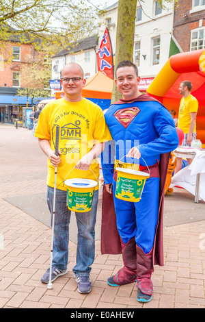 Zwei junge Männer, Fundraising für wohltätige Zwecke, Newcastle unter Lyme, England, Stockfoto