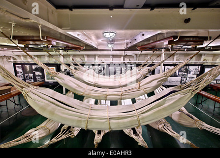 Im Inneren der schwimmende Marinemuseum "AVEROF". Sie können finden und besuchen Sie in der Marina Floisvos in Palaio Faliro, Attika, Griechenland. Stockfoto