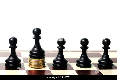 macht der das Geld-Konzept. Schach Bauer stand auf dem Geld Stockfoto