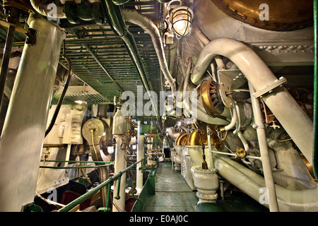 Im Inneren des "Herzens" (Motoren) von das schwimmende Marinemuseum "AVEROF". Sie finden und in Palaio Faliro, Attika, Griechenland zu besuchen. Stockfoto