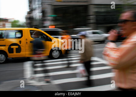 New York, USA. 7. Mai 2014. Fußgänger beginnen auf der anderen Straßenseite gehen, wie Fahrzeuge noch im New Yorker Stadtteil Manhattan, am 7. Mai 2014 vorbeifahren. Es sind 40 Fußgänger getroffen und getötet von Autos in den ersten vier Monaten dieses Jahres, ein starker Rückgang im Vergleich zu 60 in der gleichen Zeitspanne im vergangenen Jahr nach Angaben von NYPD zur Verfügung gestellt und von der New York Daily News berichtet. © Niu Xiaolei/Xinhua/Alamy Live-Nachrichten Stockfoto