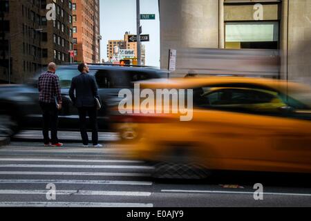 New York, USA. 7. Mai 2014. Fußgänger sind in der Mitte einer Straße stecken, als Fahrzeuge, die im New Yorker Stadtteil Manhattan, am 7. Mai 2014 vorbei. Es sind 40 Fußgänger getroffen und getötet von Autos in den ersten vier Monaten dieses Jahres, ein starker Rückgang im Vergleich zu 60 in der gleichen Zeitspanne im vergangenen Jahr nach Angaben von NYPD zur Verfügung gestellt und von der New York Daily News berichtet. © Niu Xiaolei/Xinhua/Alamy Live-Nachrichten Stockfoto
