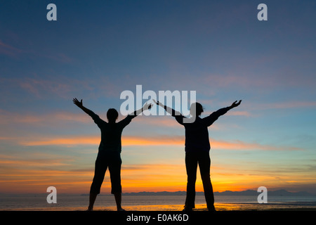 Menschen Sie praktizieren Yoga am Strand bei Sonnenuntergang, Sittwe, Rakhine State in Myanmar Stockfoto