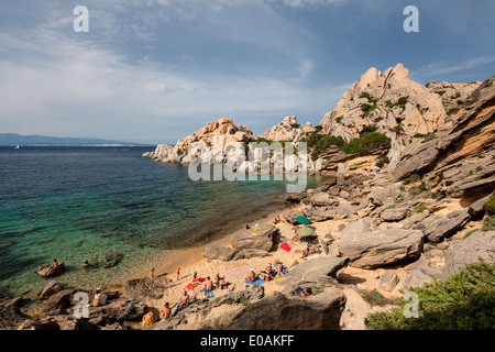 Italien Sardinien Capo Testa Cala Spinosa, Sandstrand mit Cristal klares Wasser, umgeben von bizarren Felsen Stockfoto