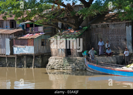 Dorf und Boot am Ufer des Kaladan River, Sittwe, Rakhine State in Myanmar Stockfoto