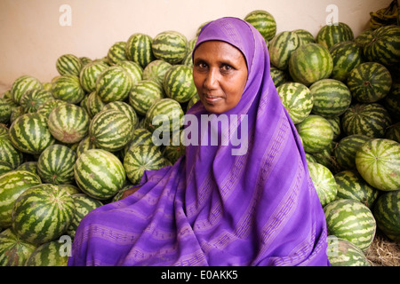 Porträt eines Verkäufers Melone in Hargeisa Markt, Somaliland, Somalia Stockfoto