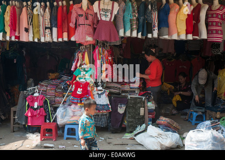 Straßenszenen rund um den Markt in Kratie, Kambodscha Stockfoto