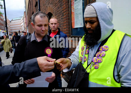 London, UK. 7. Mai 2014. Ummer Farooq erhalten eine neue Plakette Credit: Rachel Megawhat/Alamy Live News Stockfoto