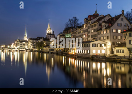 Flusses Limmat in der Altstadt von Zürich, historischen Gebäuden, St. Peters Church, Fraumünster, Twilight, Zürich, Schweiz, Stockfoto