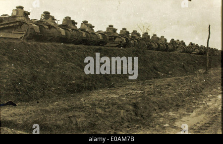 Der Renault FT-17 war ein revolutionärer französischer Panzer, der während des Ersten Weltkriegs eingesetzt wurde. Er war einer der ersten voll funktionsfähigen, voll rotierenden Turmpanzer und spielte eine Schlüsselrolle bei der Entwicklung moderner Panzerkriegsführung. Stockfoto