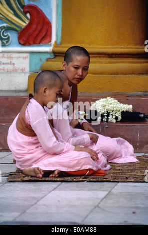 Buddhistischen Mutter mit zwei Kindern beten in der Shwedagon-Pagode in Yangon, Birma/Myanmar Stockfoto