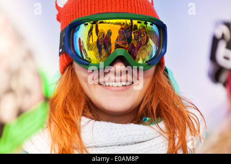 Glückliche junge Frau im Ski-Maske mit Reflexion Stockfoto