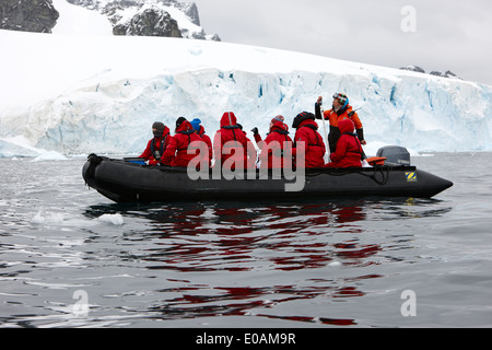 Tierkreis-Gruppe von Touristen gehen vorbei an Eisberge und Gletscher auf Cuverville Island Antarktis Stockfoto