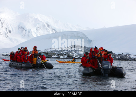 Gruppen von Touristen im Tierkreis Ausflug zusammen mit Meer Kajakfahrer port Lockroy Antarktis Stockfoto