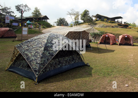 Camping Zelte auf dem Rasen auf einem Campingplatz Stockfoto