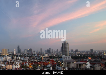 schönen Himmel über der Stadt zur Zeit der Dämmerung Stockfoto