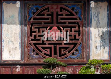 Gitterwerk Fenster mit einer Fledermaus, Zhus Family Garden Jianshui, Yunnan, China Stockfoto