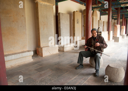 Man spielt Erhu (chinesische Geige), Konfuzius-Tempel, Jianshui, Yunnan, China Stockfoto