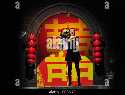 Peking, China. 7. Mai 2014. Ein Schauspieler führt während der chinesischen Version des amerikanischen musical Avenue Q an der Oper Haidian in Peking, Hauptstadt von China, 7. Mai 2014. Avenue Q ist von Robert Lopez und Jeff Marx, schrieb die Musik und Texte, und es in 2004 gewann Tony Award für das beste Musical konzipiert. Bildnachweis: Xiao Xiao/Xinhua/Alamy Live-Nachrichten Stockfoto