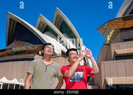 Sydney Australien, Sydney Hafen, Hafen, Sydney Opera House, Design, Schale, Dach, Keramikfliesen, asiatischer Mann Männer männlich, Freund, Handy nehmen, Handys, sma Stockfoto