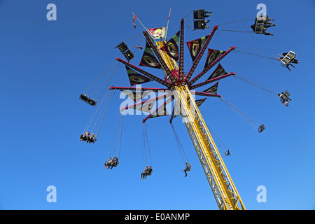 Fliegende Schaukel Karussell gegen blauen Himmel Stockfoto