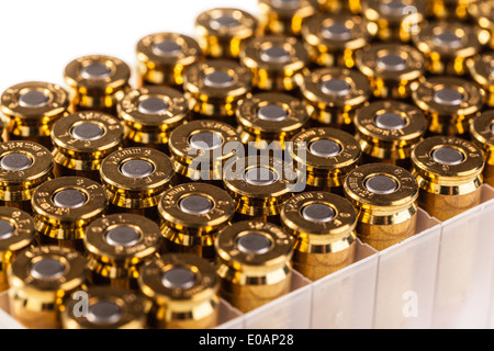 ein Paket voller ungenutzte 9mm Kugeln isoliert auf weiss Stockfoto