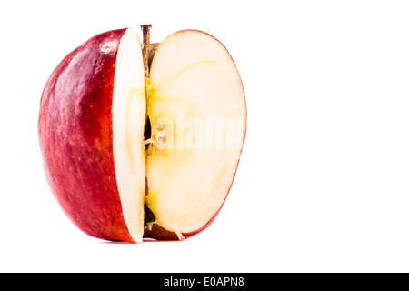 eine leckere Reife roter Apfel ohne ein Viertel über weißen isoliert Stockfoto