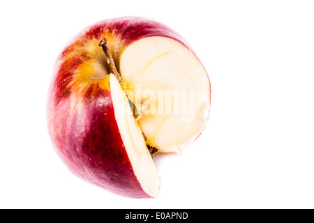 eine leckere Reife roter Apfel ohne ein Viertel über weißen isoliert Stockfoto