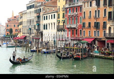 Venedig, Italien. Gondeln mit Gondoliere auf dem Canale Grande (Canale Grande). Stockfoto