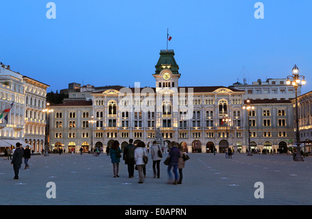 Triest, Italien. Menschen zur Einheit Platz (Piazza Unita) in der Nacht. Stockfoto