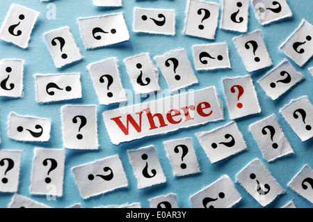 viele Fragezeichen auf weißem Papier - hart Licht Stockfoto