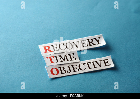 RTO Akronym - Recovery-Zeit-Management, Worte auf Papier geschnittenen hartes Licht Stockfoto