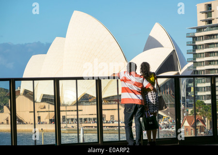 Sydney Australien, New South Wales, Sydney Harbour, Harbour, Opera House, Circular Quay, Erwachsene Erwachsene Männer Männer Männer, Frau Frauen weibliche Dame, Paar, schauend watc Stockfoto