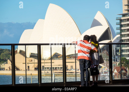 Sydney Australien, Sydney Harbour, Hafen, Opernhaus, Circular Quay, Mann Männer, Frau Frauen, Paar, Blick, AU140309226 Stockfoto