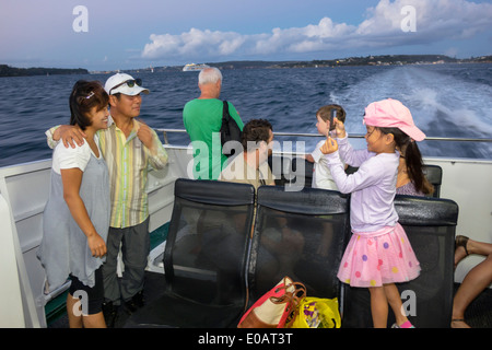 Sydney Australien, Sydney Harbour, Hafen, Watsons Bay, Sydney Ferries, an Bord, Fähre, asiatischer Mann, Männer, Vater, Frau, Frauen, Mutter, Mädchen, Junge Stockfoto