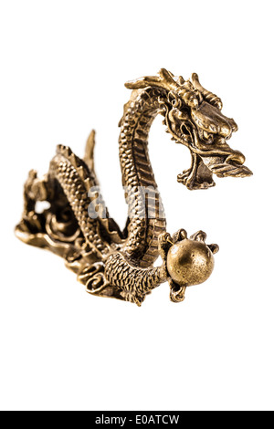 ein antiker metallische goldene Drache isoliert auf einem weißen Hintergrund Stockfoto