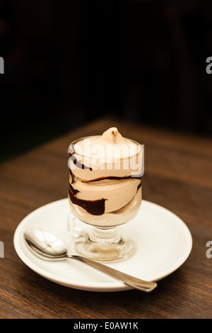 eine spezielle Kaffee-Eis auf einem Holztisch isoliert auf schwarz Stockfoto