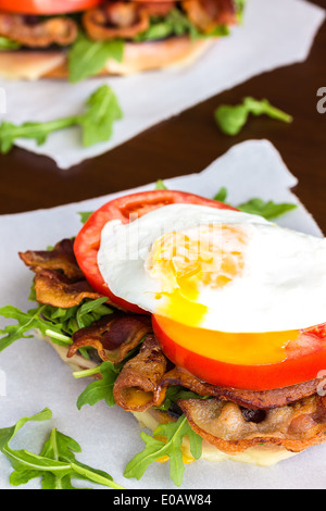 Offenen BLT-Sandwich mit Provolone-Käse, Rucola, Speck, Tomaten und Spiegelei auf Süßkartoffel-Brot Stockfoto