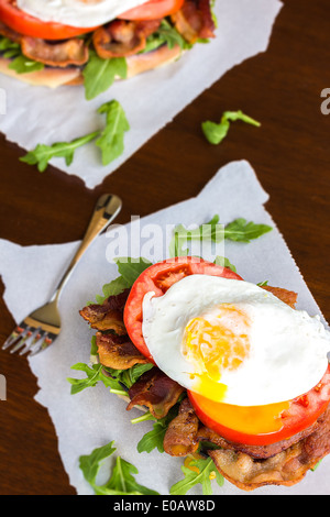 Offenen BLT-Sandwich mit Provolone-Käse, Rucola, Speck, Tomaten und Spiegelei auf Süßkartoffel-Brot Stockfoto